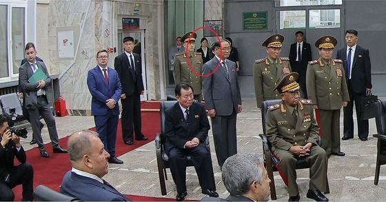 Tajemnicza kobieta na zdjęciu w czasie wizyty Kim Dzong Una w Rosji