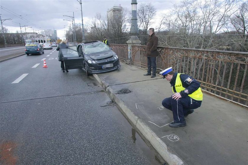 Smart dachował na moście w Warszawie!