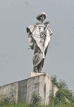 Statua Janosika na miejscu po zagrodzie Janosików w Tierchowej, tam według tradycji miał urodzić się Juraj Janosik, fot. Rudoleska, na licencji CC BY 2.5