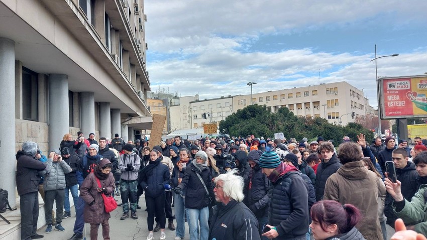 Još jedan protest održan je danas ispred Skupštine grada Novog Sada