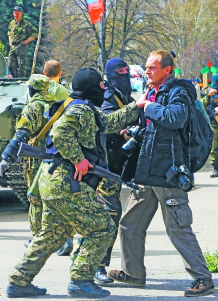 Prorosyjscy separatyści atakują fotoreportera w Słowiańsku