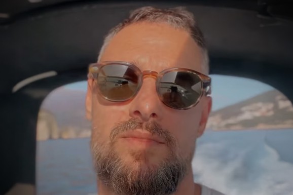 Pevač (43) je izbačen iz Granda, on doneo odluku pa napustio Srbiju i preselio se u Crnu Goru: Sad objavio snimak sa broda, promenio i IMIDŽ