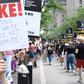 Manifestacja aktorów i scenarzystów na nowojorskim Times Square