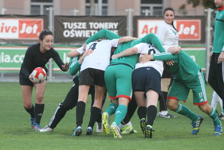 Niecodzienny trening piłkarzy Legii. Ćwiczyli z rugbystkami