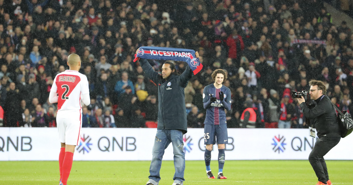 Ronaldinho todavía es recordado por los fanáticos del PSG.  Invitación única.  Liga de Campeones