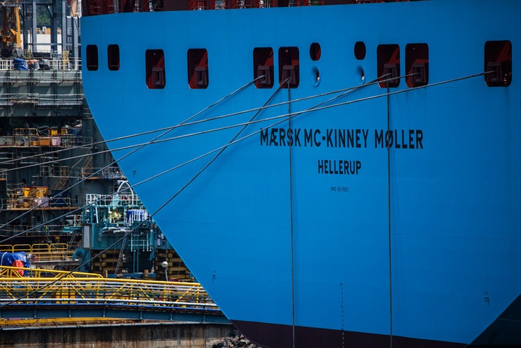 Maersk Mc-Kinney Møller może zabrać na pokład aż 18 tys. kontenerów o standardowym rozmiarze. Maksymalna prędkość tego statku to 23 węzły, czyli 42 km/h. Napędzają go dwa silniki o mocy 43 tys. KM każdy.