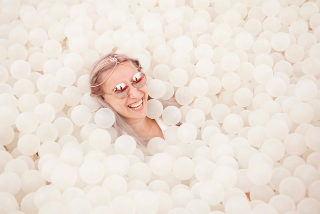 Carina (27) – Nemrég fejezte be az egyetemet, és a Phaser nevű zenekarban énekesnő Temesváron, és ez már a második alkalom, hogy eljött a Szigetre. Egész héten itt vannak, sátorral, hogy meglegyen a teljes fesztiválhangulat.