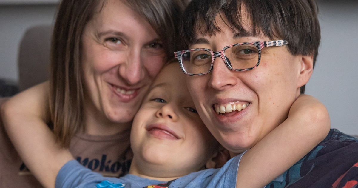 Życie tęczowych rodzin w małym mieście. "Mama uważała, że nasze dziecko będzie wytykane palcami"