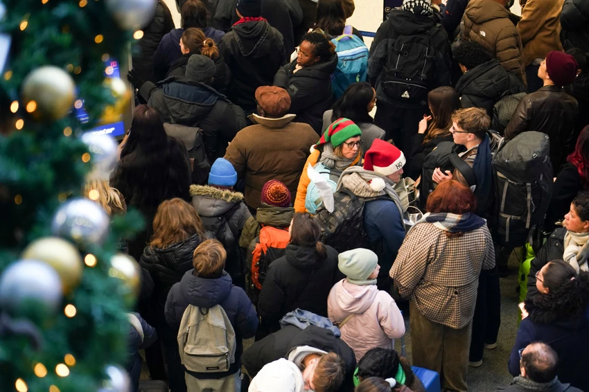 Putnici čekaju Evrostar voz na stanici Sent Pankras u Londonu 30. decembra