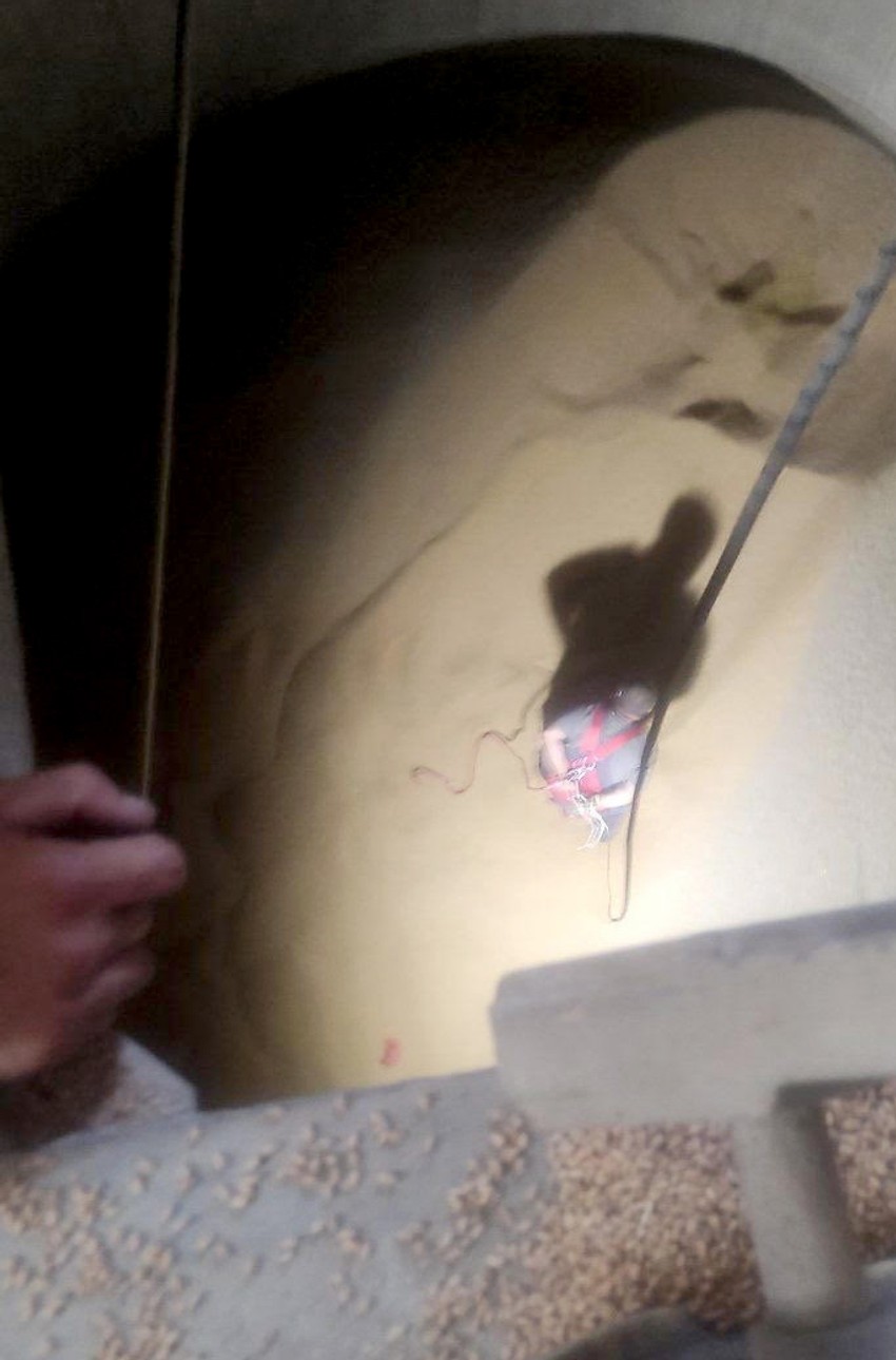 Izvlačenje muškarca iz silosa