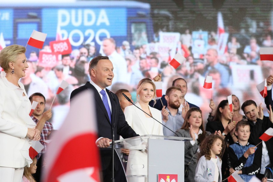 Ubiegający się o reelekcję prezydent Andrzej Duda wraz z małżonką Agatą Kornhauser-Dudą i córką Kingą podczas wieczoru wyborczego w Pułtusku