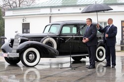 Komorowski zada szyku za kierowcą pancernego cadillaca Piłsudskiego