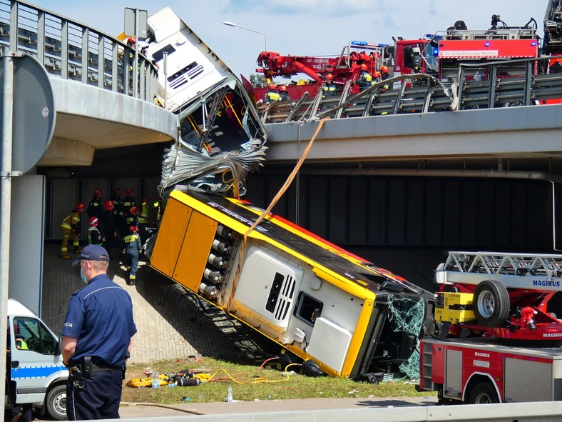 Wypadek autobusu komunikacji miejskiej, który spadł z wiaduktu (25.06.2020)