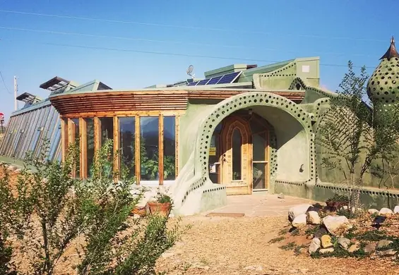 Earthship. Eko dom ze zużytych opon i naturalnych surowców