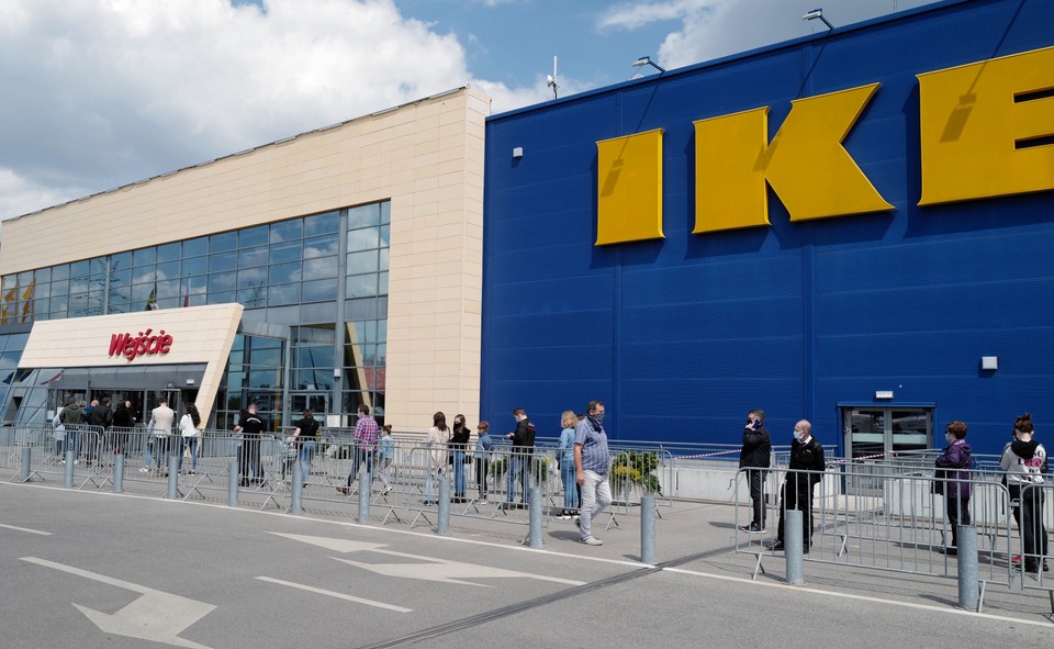 Katowice, kolejka przed sklepem IKEA