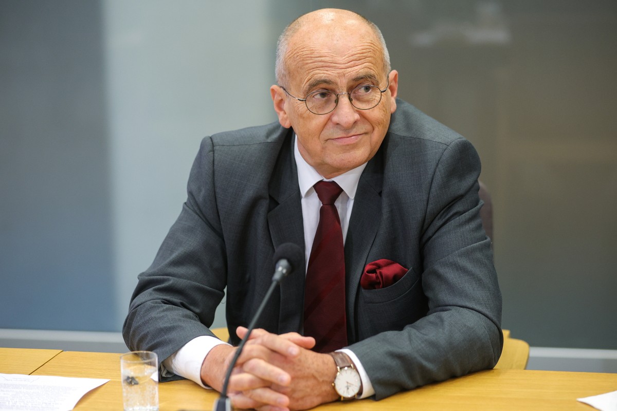 Wezwany w charakterze świadka, minister spraw zagranicznych w latach 2020-2023, poseł PiS Zbigniew Rau zeznaje podczas posiedzenia sejmowej komisji śledczej ds. afery wizowej, w Sejmie w Warszawie