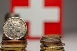 Szwajcarzy windują koszt pieniądza i umacniają swoją walutę. To oznacza wyższe raty frankowiczów
