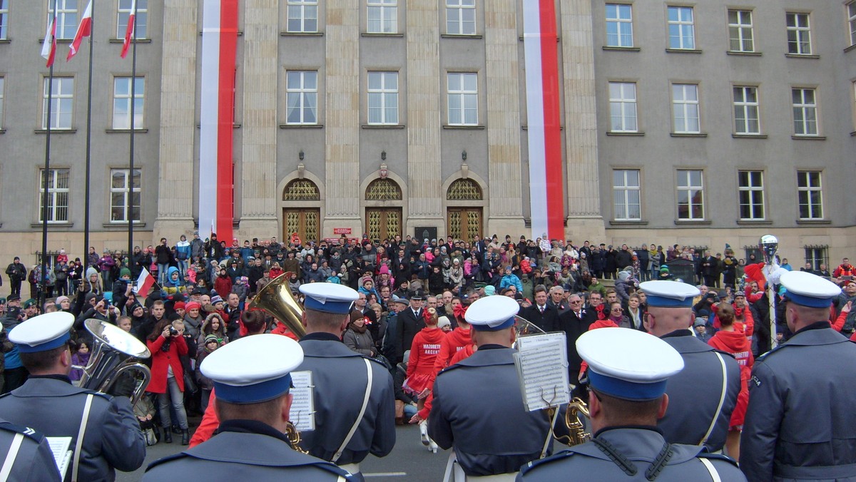 Dziś na placu Sejmu Śląskiego pod pomnikiem Wojciecha Korfantego odbędą się wojewódzkie obchody święta 3 Maja oraz 96. rocznicy wybuchu III Powstania Śląskiego. Uroczystości rozpocznie msza w archikatedrze Chrystusa Króla w oprawie artystycznej Chóru Filharmonii Śląskiej. Na placu Sejmu Śląskiego odbędzie się natomiast defilada, parada, wystąpią też zespoły regionalne.