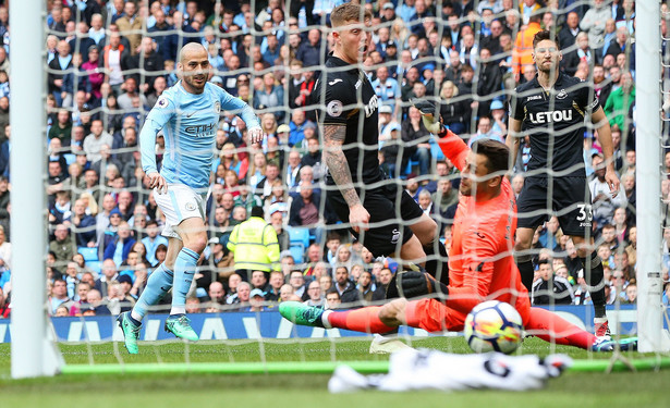 Fabiański aż pięć razy wyjmował piłkę z siatki. Manchester City zdemolował Swansea