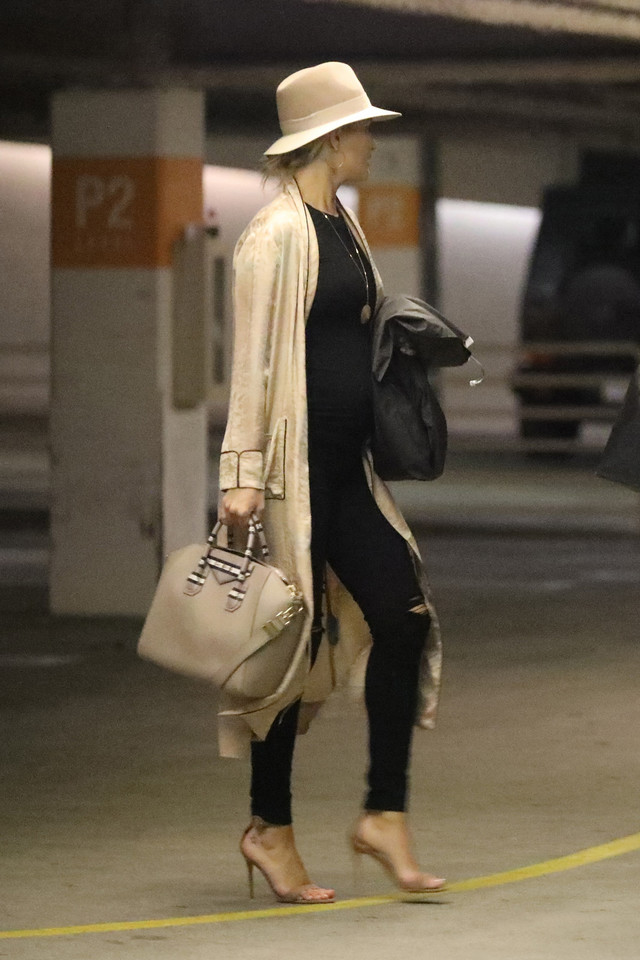 Rosie Huntington-Whiteley w ciąży na zakupach w Barney's New York