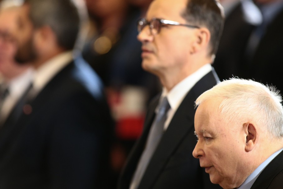 Jarosław Kaczyński w 2021 r. zapowiadał rozprawę z "tłustymi kotami". Materiały ujawnione przez Onet wskazują jednak na to, że stanowiska w spółkach Skarbu Państwa ludzie powiązani z Mateuszem Morawieckim załatwiają "na telefon"