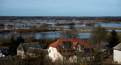 W rzekach wzbierają wody. IMGW ostrzega: może być niebezpiecznie