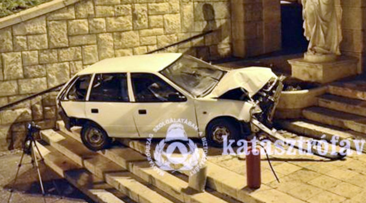 A Ferdinánd híd lehajtójáról zuhant le egy autó - Fotó: Fővárosi Katasztrófavédelmi Igazgatóság