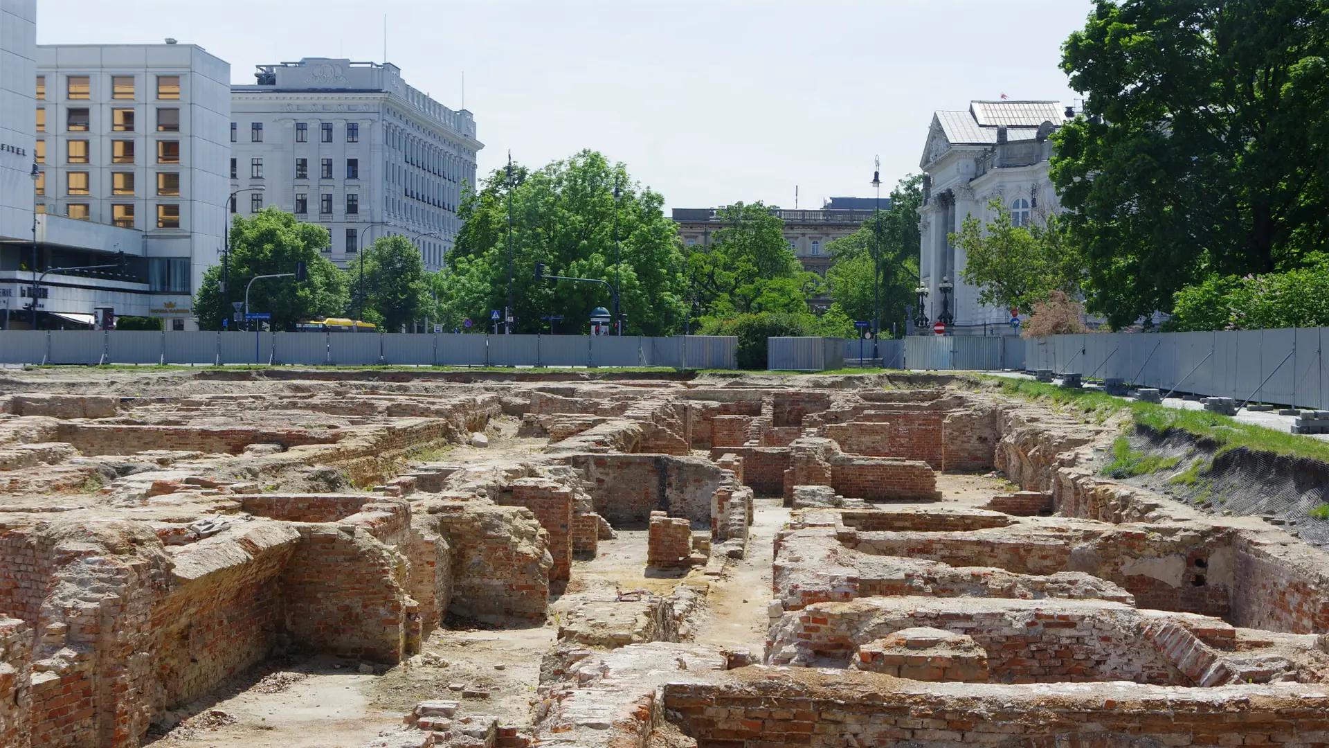 Odkryto tunel pod Pałacem Saskim. "Nie ma go na żadnych planach"