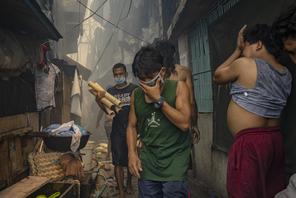 Pożar w slamsach w Manili na Filipinach, 15 kwietnia 2020 r.