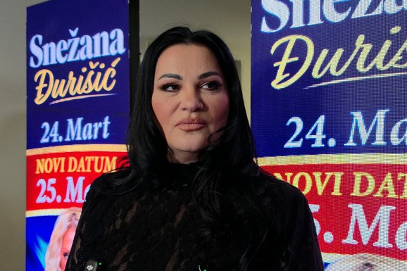 JANA TODOROVIĆ POVREĐENA STIGLA NA KONCERT SNEŽANE ĐURIŠIĆ "Boli me, nadam se da ću izdržati", spomenula i muža koji je otkrio da ima DIJABETES (VIDEO)