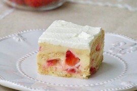 Najkremastiji kolač sa JAGODAMA i KEKSOM sprema se za 15 minuta: Ne peče se, samo smuti-prospi fazon