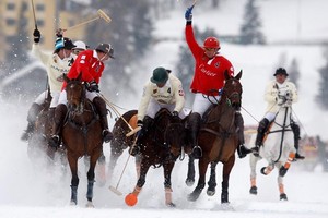 Polo w tumanach śniegu