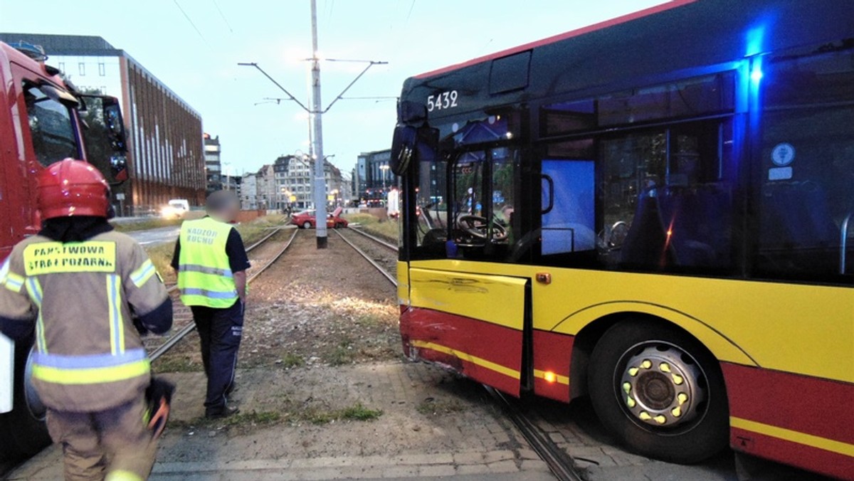 Policja zatrzymała kierowcę fiata, który wjechał w autobus we Wrocławiu