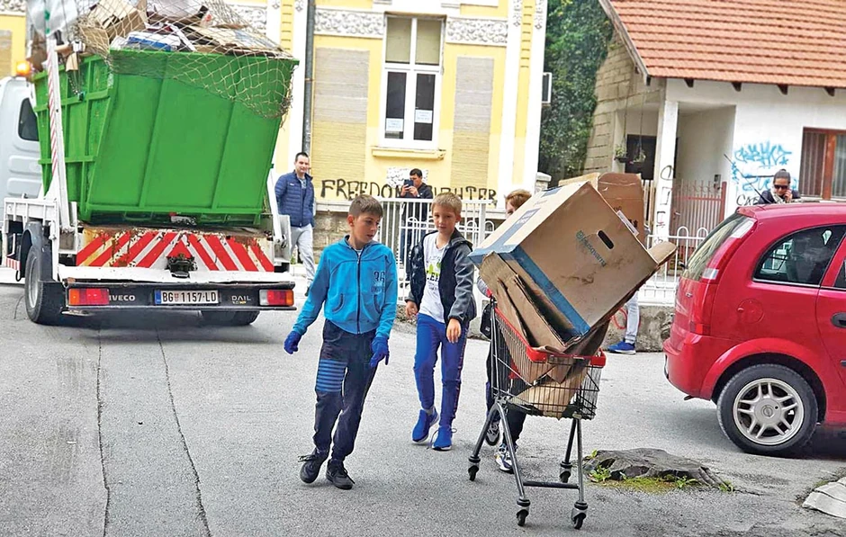 Sakupljanje sekundarnih sirovina ispred škole