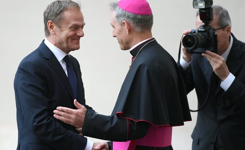 Donald Tusk wita się z arcybiskupem Gansweinem