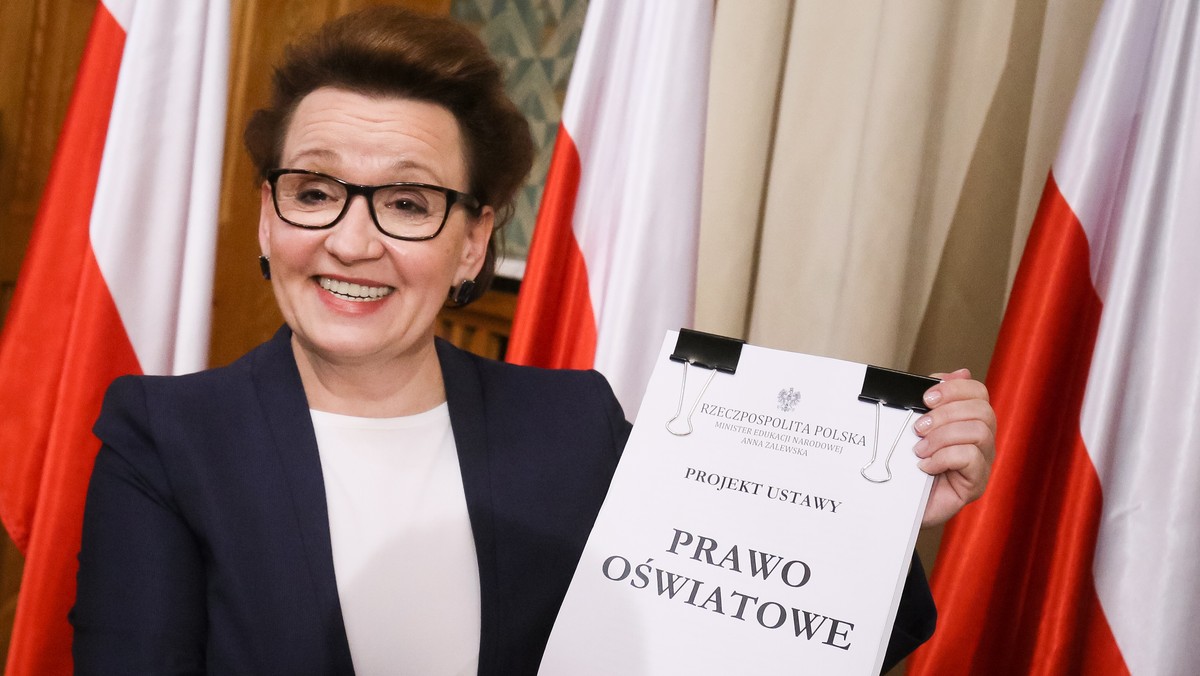 Minister Anna Zalewska odwołuje swoją wizytę w Gdańsku, podczas której miała wziąć udział w debacie na temat polskiej oświaty. - Musimy zastanowić się, jak przekonać rządzących do wycofania się ze złej reformy szkolnictwa – mówią w rozmowie z Onetem przedstawiciele Ogólnopolskiego Stowarzyszenia Kadry Kierowniczej Oświaty, którzy współorganizują dzisiaj dyskusję z udziałem ponad tysiąca nauczycieli i samorządowców.