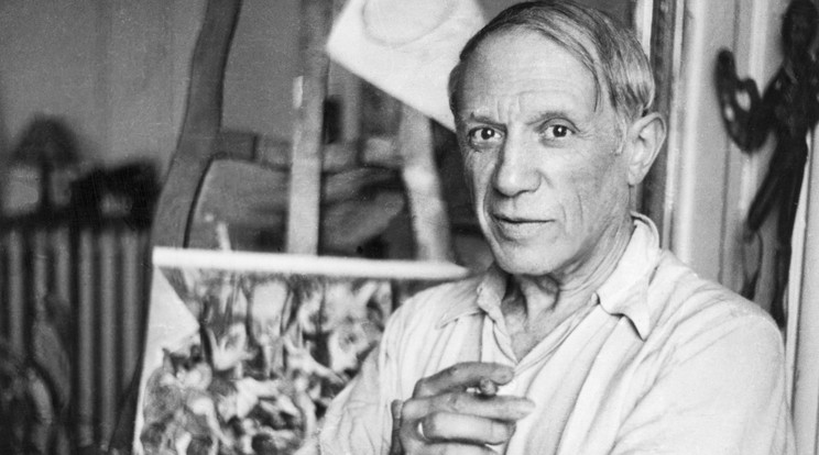 Pablo Picasso párizsi stúdiójában egy kis cigarettaszünetet vesz / Fotó: Getty Images