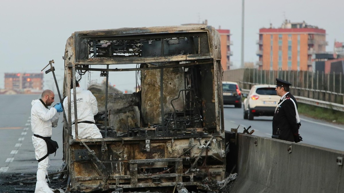 Porwa? autobus z dzie?mi i go podpali?