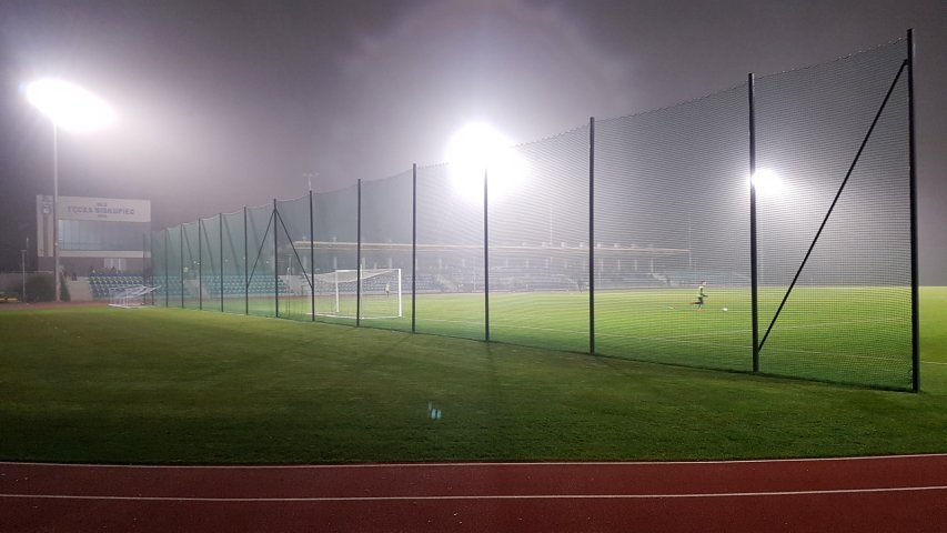 Stadion w Biskupcu podczas spotkania tamtejszej Tęczy z Mrągovią Mrągowo