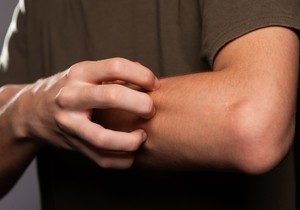 Muškarac češe ruku