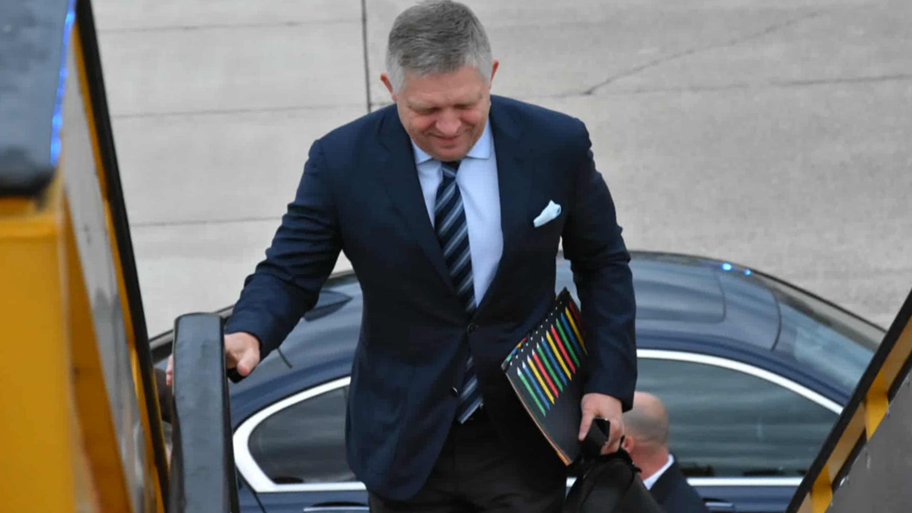 Robert Fico nastupuje do lietadla