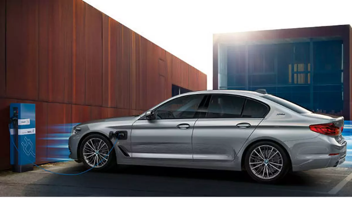 BMW przygotowuje bezprzewodowe ładowarki dla aut