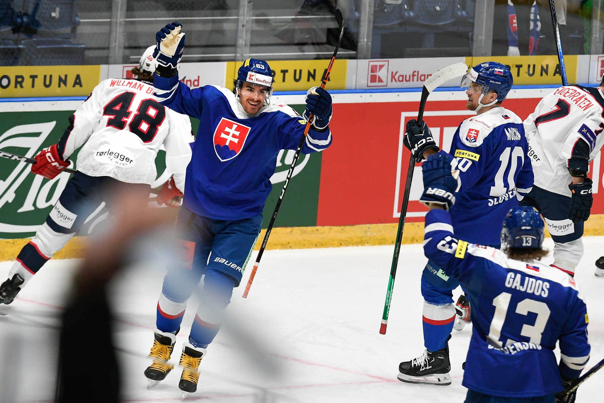 Patrik Lamper (Slovensko) sa raduje po strelení gólu.