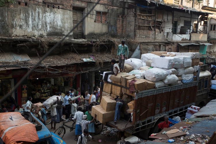 Przedstawiona na zdjęciu dzielnica Burrabazar w Kalkucie ewoluowała z targu przędzy i tkanin do jednego z największych rynków hurtowych w Indiach. Popularne powiedzenie mówi: 'W Burrabazar znajdziesz wszystko i nic. Jeśli zaproponujesz odpowiednią cenę, możesz kupić nawet oko tygrysa'.