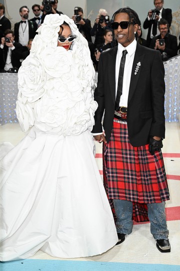 2023 Rihanna - Egyik legemlékezetesebb 2023-as megjelenés Rihanna kamélia ihlette ruhája volt, amely Pierpaolo Piccoli tervezése révén Karl Lagerfeld Chanel-nél végzett munkája előtt tisztelgett, játékos részletekkel és szimbolikus utalásokkal. 