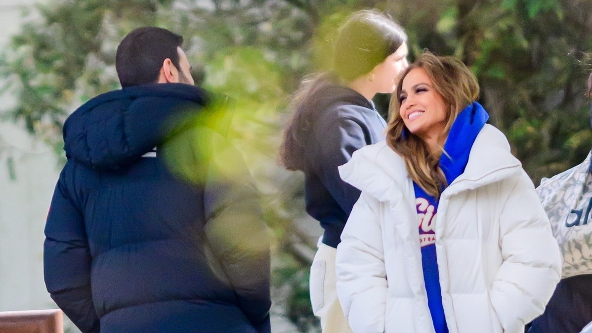 Jennifer Lopez a Brett Goldstein na pľaci filmu Office Romance. apríl 2025