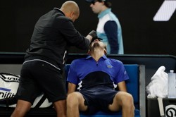 Australian Open: Miedwiediew uporał się z krwawiącym nosem i rywalem