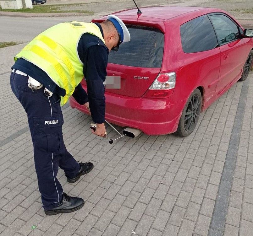 Policjant mierzy hałas sonometrem