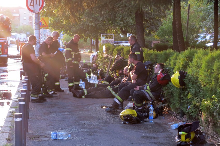 Jutro posle požara, umorni vatrogasci nakon 13 sati borbe sa vatrom
