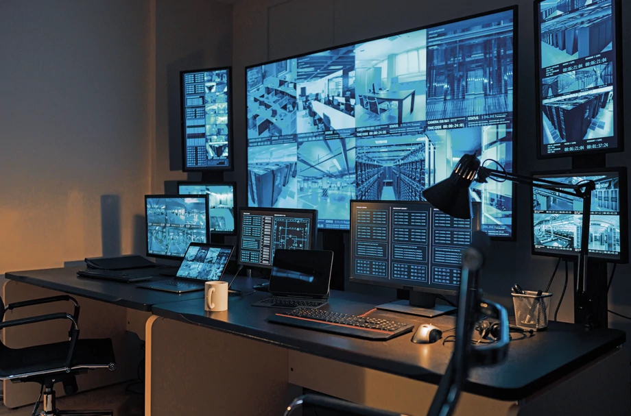 Centrum zarządzania bezpieczeństwem w warszawskiej siedzibie CMSI połączone jest z monitorowanymi obiektami klientów. Jeśli dojdzie do wtargnięcia na którymś z nich, AI potrafi je rozpoznać i powiadomić operatora.